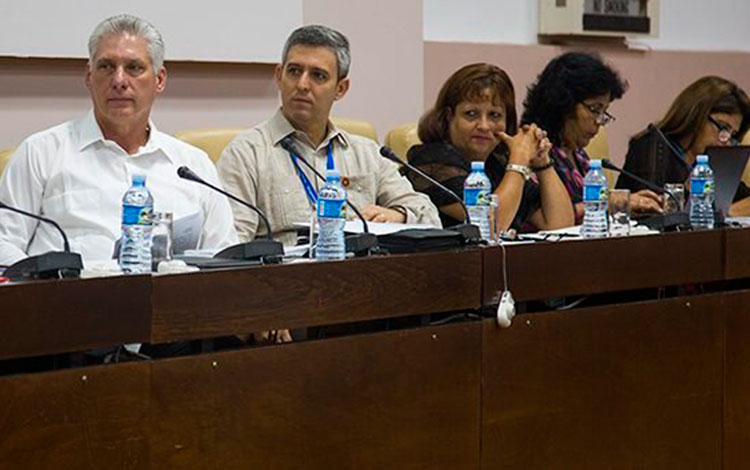 Miguel Díaz-Canel asiste a la Comisión de Atención a los Servicios en la segunda jornada del trabajo de las comisiones permanentes de la Asamblea Nacional