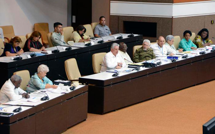 Presidente cubano, Miguel Díaz-Canel, y miembros del Consejo de Estado en trabajo en comisiones del Parlamento cubano.
