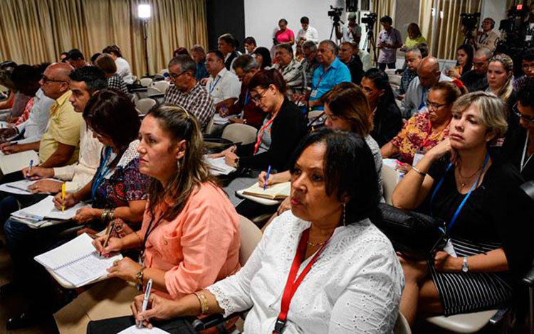 Diputados cubanos participan en debate de la Comisión de Asuntos Económicos. Diputados cubanos participan en debate de la Comisión de Asuntos Económicos.