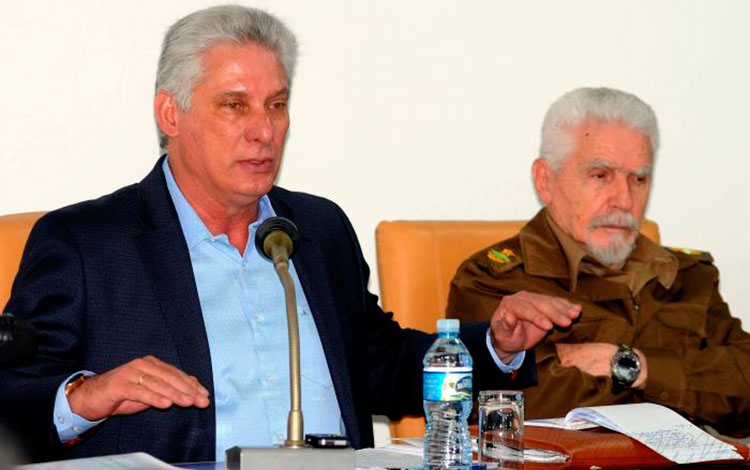 Miguel Díaz-Canel Bermúdez, presidente de la República de Cuba, y el Comandante de la Revolución Ramiro Valdés Menéndez, vicepresidente del Consejo de Ministros, en el debate de la Comisión Industria, Construcciones y Energía.
