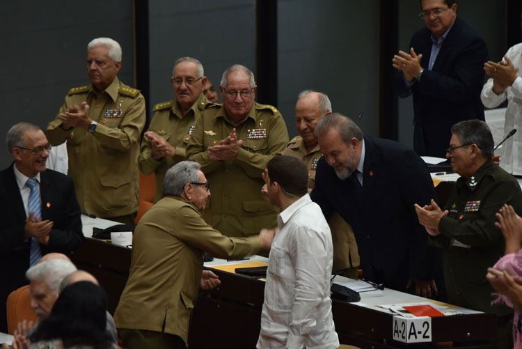 Raúl Castro Ruz felicita a Manuel Marrero Cruz, designado primer ministro de Cuba.