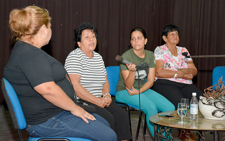 Nemesia intercambia con jóvenes villaclareños