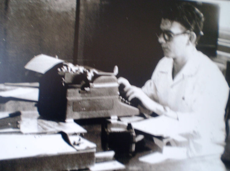 Abel Santamaría escribiendo a máquina. Abel Santamaría escribiendo a máquina.