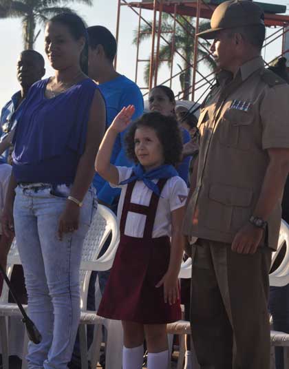 Niños con pañoletas azules