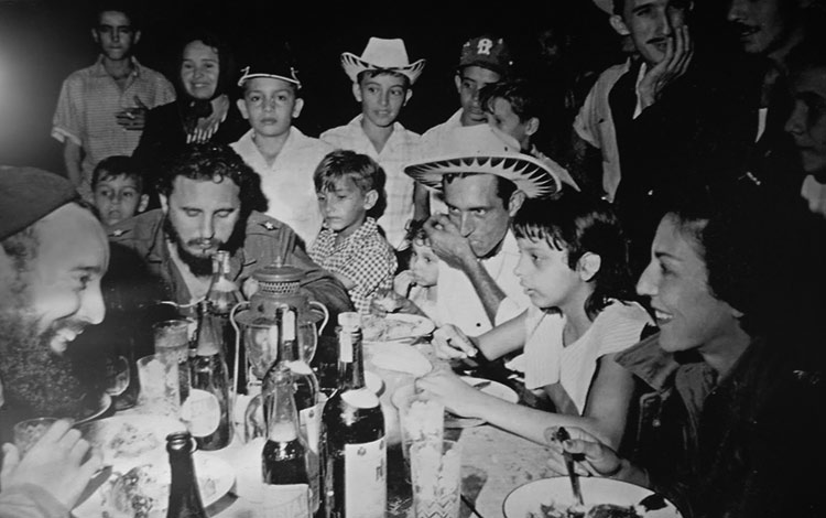 Cena de Fidel con los carboneros de la Ciénaga de Zapata, 24 de diciembre de 1959.