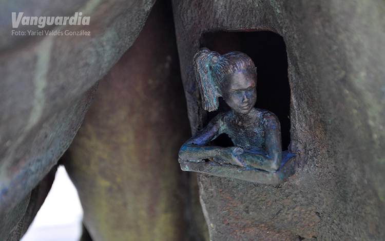 Estatua del Che con niño, Santa Clara