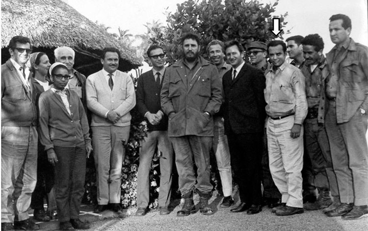 Fidel Castro y un grupo de participantes en la reunión del 3 de abril de 1971, en Santa Clara.