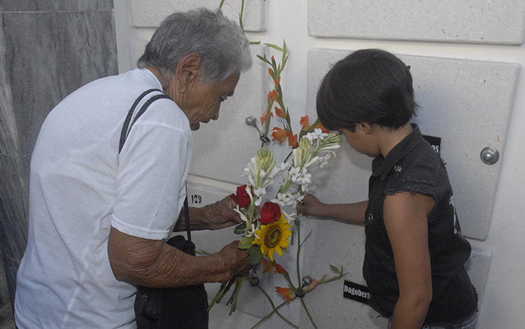 Tributo a villaclareños caí­dos en misiones internacionalistas.