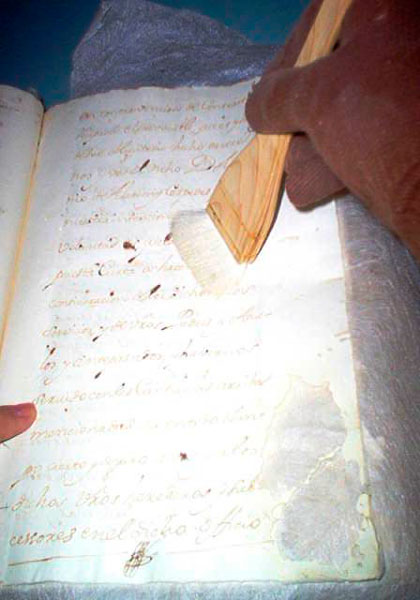 Restauración de documentos en el archivo histórico de Villa Clara