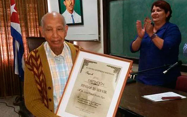 Ordenel Heredia recibe Distinción «Pensar es servir». 