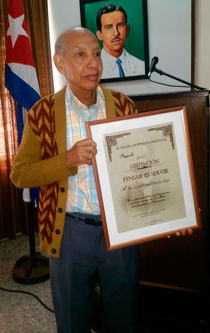 Ordenel Heredia recibe Distinción Pensar es Servir. Ordenel Heredia recibe Distinción Pensar es Servir.