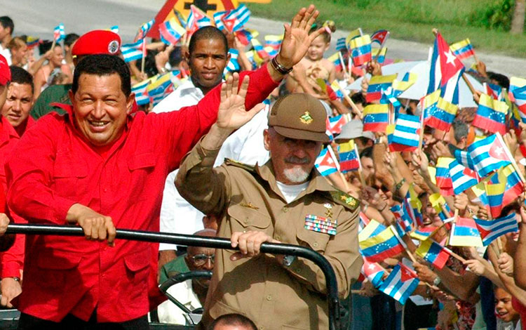 Hugo Chávez recorre calles de Santa Clara, Cuba, el 14 de octubre de 2007.