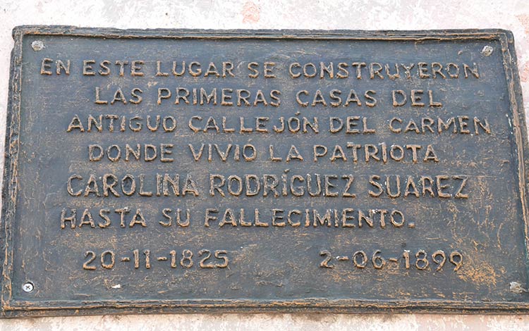 Tarja que identifica la casa donde nación la patriota Carolina Rodríguez, en Santa Clara Tarja que identifica la casa donde nación la patriota Carolina Rodríguez, en Santa Clara