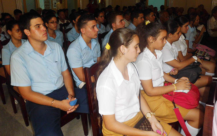 Jóvenes en el homenaje a Julio Pino y Chiqui Gómez.