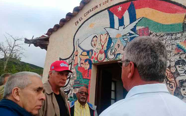 Miguel Díaz-Canel recorre lugares relacionados con el Che en Bolivia.
