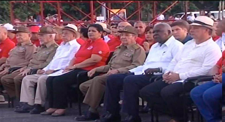 Preside Raúl Castro acto por el aniversario 64 del asalto a los cuarteles Moncada y Carlos Manuel de Céspedes.