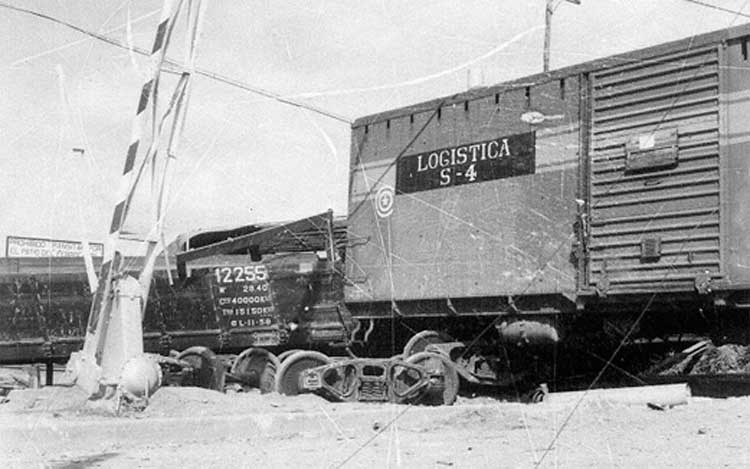 Tren blindado de la tiranía batistiana que fue detenido en Santa Clara por fuerzas rebeldes. Tren blindado de la tiranía batistiana que fue detenido en Santa Clara por fuerzas rebeldes.