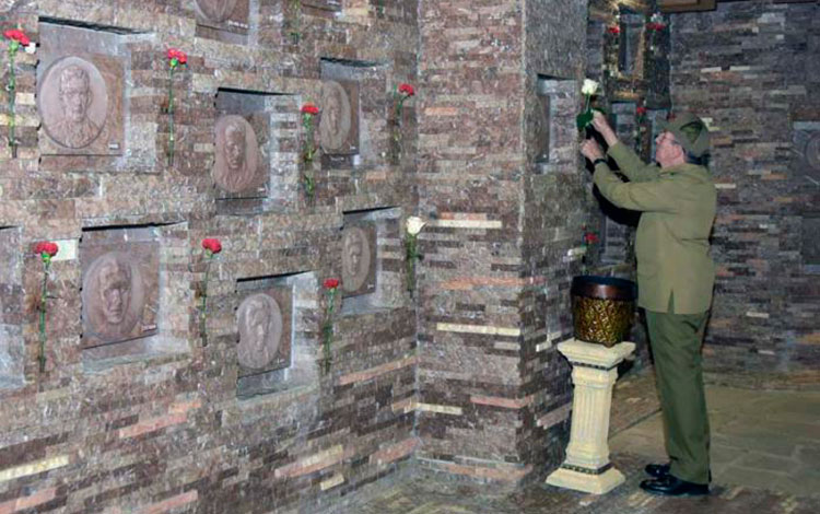 Raúl Castro en el mausoleo de Ernesto Guevara