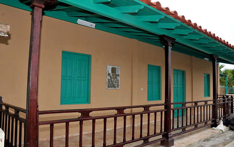 Fachada del Museo Azucarero, con tarja identificativa que precisa que allí vivió la familia Santamaría Cuadrado. (Fotos: Ramón Barreras Valdés)