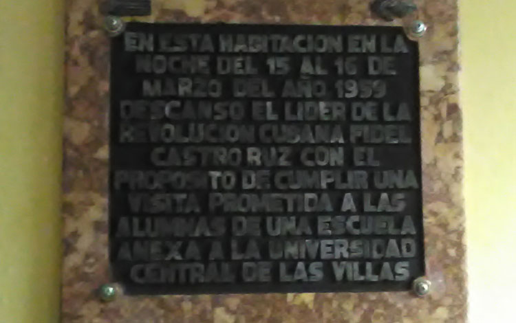 tarja en homenaje al Comandante en el Hotel Santa Clara Libre