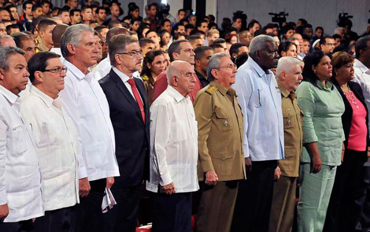 Raúl Castro Ruz preside gala por el centenario de la Revolución de Octubre.