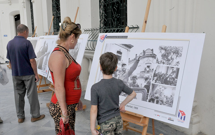 Exposición fotográfica en homenaje a Fidel, en el portal de la Biblioteca Provincial Martí, de Santa Clara.