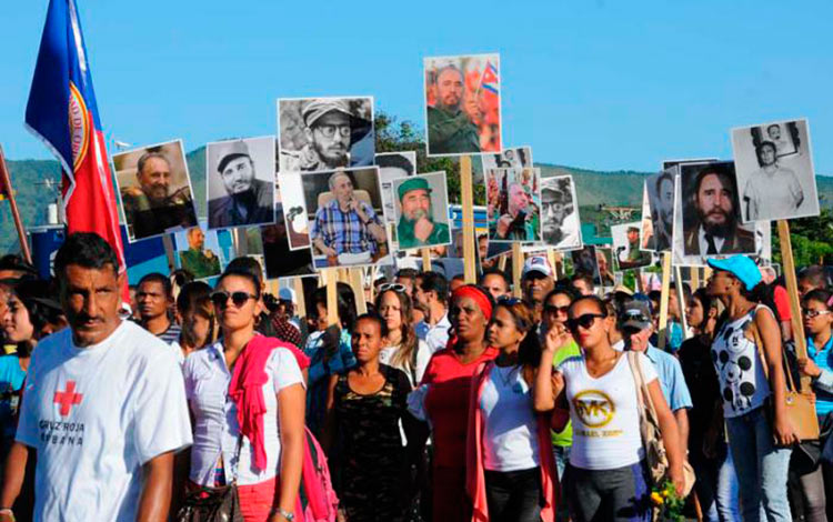 Peregrinació del pueblo de Santiago de Cuba en homenaje a Fidel en el primer aniversario de su desaparición física.