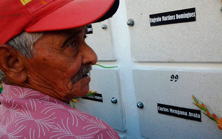 Padre de combatiente internacionalista rinde homenaje a su hijo.