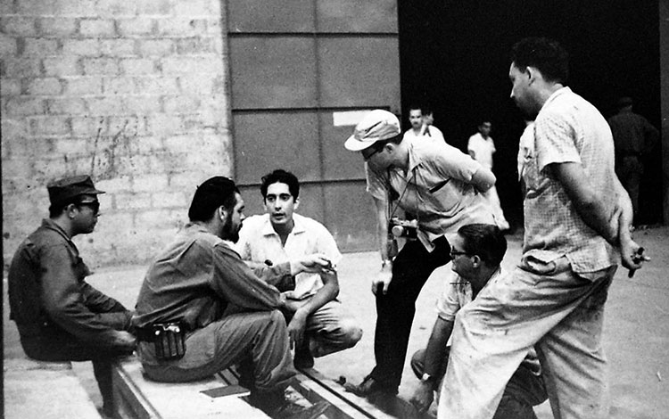Ernesto Che Guevara en inusual reunión tras recorrer industrias de Las Villas.