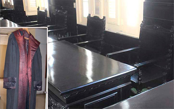 Toga de Fidel Castro utilizada en su primera autodefensa y sala del tribunal de urgencia de Las Villas, donde se realizó.