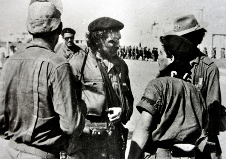 El Comandante Ernesto Che Guevara conversa con combatientes rebeldes durante la Batalla de Santa Clara.