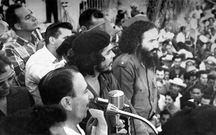 Los comandantes del Ejército Rebelde Erneto Che Guevara y Armando Acosta Cordero en el acto de recordación al Vaquerito, diciembre de 1959. Los comandantes del Ejército Rebelde Erneto Che Guevara y Armando Acosta Cordero en el acto de recordación al Vaquerito, diciembre de 1959.