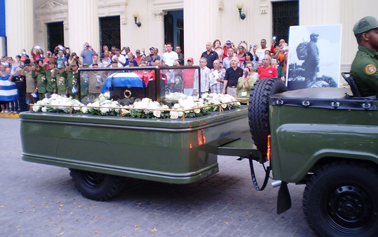Armón que conduce cenizas de Fidel pasa frente a la Biblioteca Provincial Martí­, de Santa Clara.