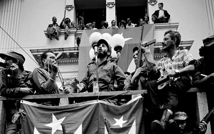 Fidel Castro habla al pueblo de Santa Clara el 6 de enero de 1959.