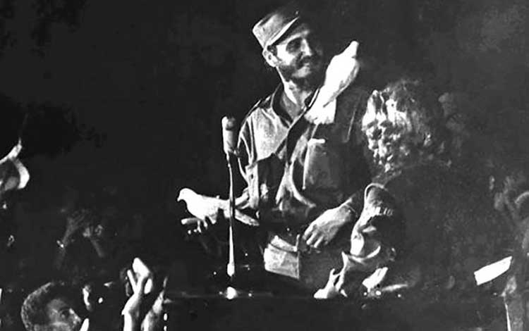 Foto de Fidel con la paloma posada en el hombro