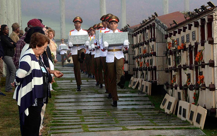 Ceremonia de inhumanación de los restos de combatientes del II Frente.