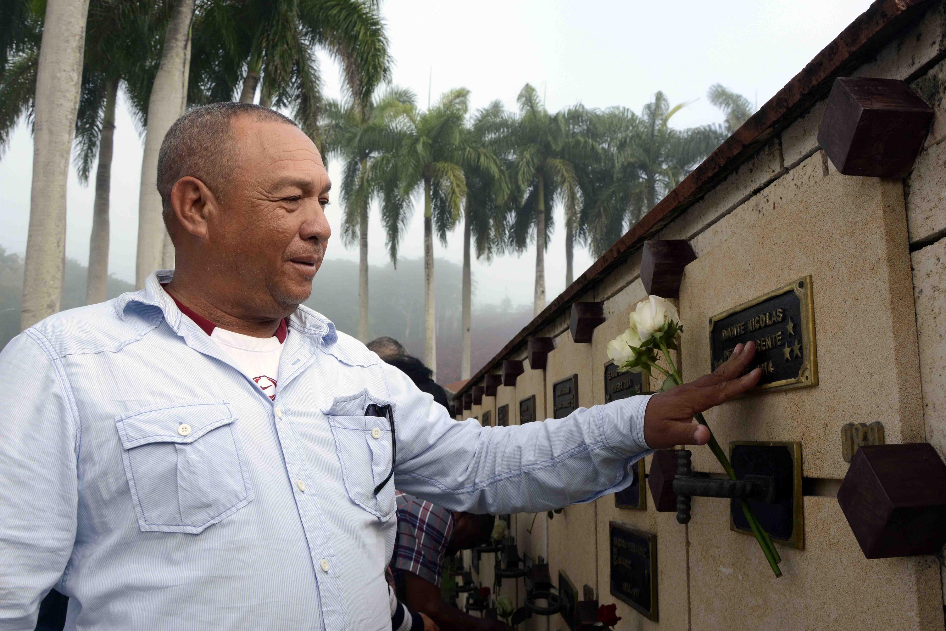 Ceremonia de inhumación de los restos de los combatientes del II Frente.