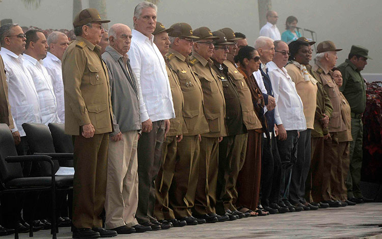 Raúl Castro participa en ceremonia de inhumación de los restos de combatientes del II Frente Oriental.