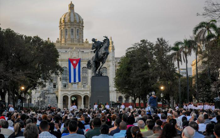 Develan estatua ecuestre de Martí