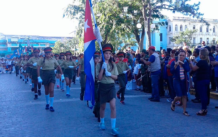 Pioneros honran a Camilo en desfile martiano. Pioneros honran a Camilo en desfile martiano.