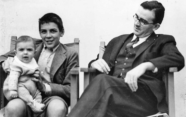 El niño Ernesto Guevara de la Serna carga a su pequeño hermano Juan Martín, junto a su padre.