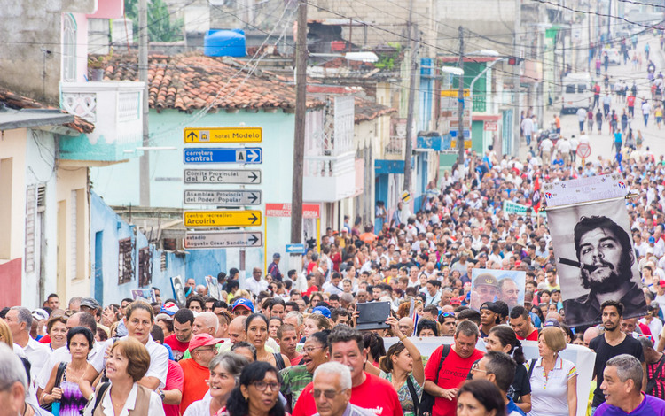Marcha del pueblo de Santa Clara en homenaje a Antonio Maceo y Ernesto Che Guevara.