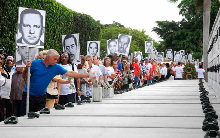 Habanaeros colocan flores en tumbas de mártires de Barbados.