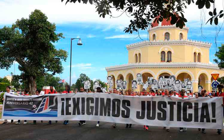 Peregrinación del pueblo de La Habana en honor a las víctimas de atentado terrorista contra avión de Cuba el 6 de abril de 1976.