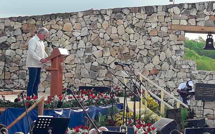 Presidente de Cuba, Miguel Díaz-Canel, pronuncia discurso en acto por el aniversario 150 del inicio de la lucha por la independencia.
