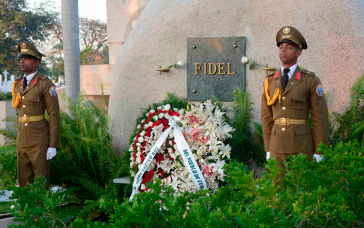 Ofrenda floral en honor a Fidel.