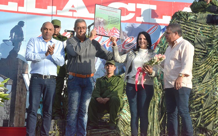 Entrega de reconocimiento al municipio de Manicaragua, sede del acto por el triunfo de la Revolución en Villa Clara. Entrega de reconocimiento al municipio de Manicaragua, sede del acto por el triunfo de la Revolución en Villa Clara.