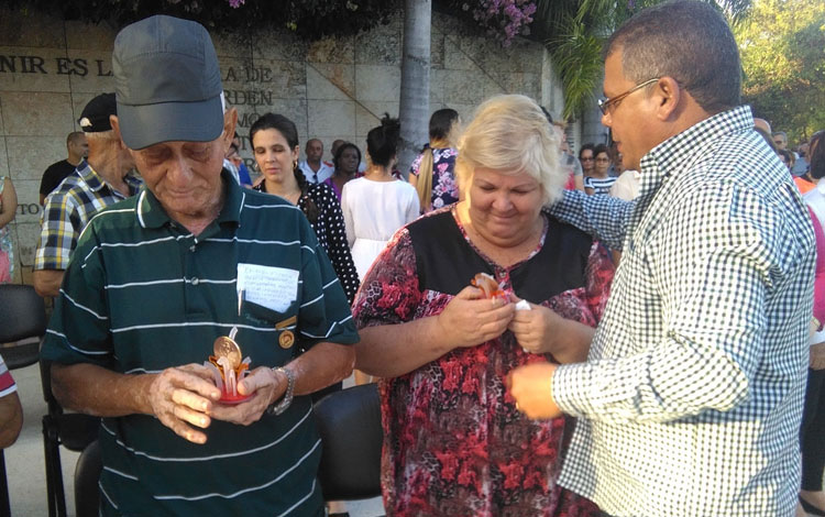 Aleida Guevara March, hija del Comandante Ernesto Che Guevara recibe el Sello Aniversario 60 de la Batalla de Santa Clara. Aleida Guevara March, hija del Comandante Ernesto Che Guevara recibe el Sello Aniversario 60 de la Batalla de Santa Clara.
