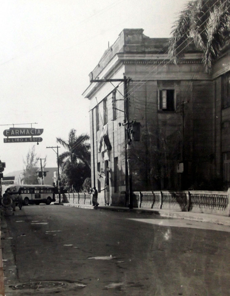 Barricada en calle Hospital, en apoyo al Ejército Rebelde. Barricada en calle Hospital, en apoyo al Ejército Rebelde.