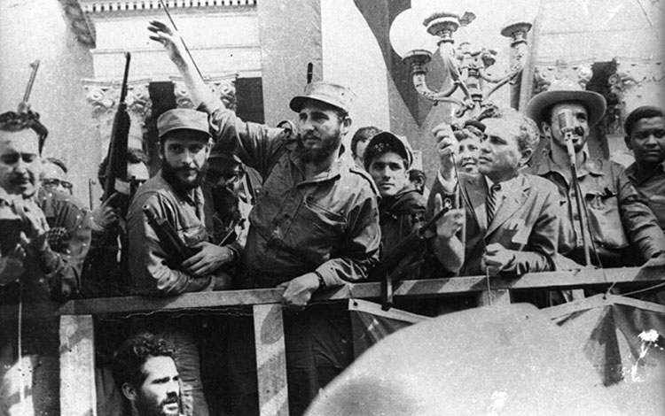 Fidel saluda al pueblo de Santa Clara congregado en el parque Vidal el 6 de enero de 1959. Fidel saluda al pueblo de Santa Clara congregado en el parque Vidal el 6 de enero de 1959.